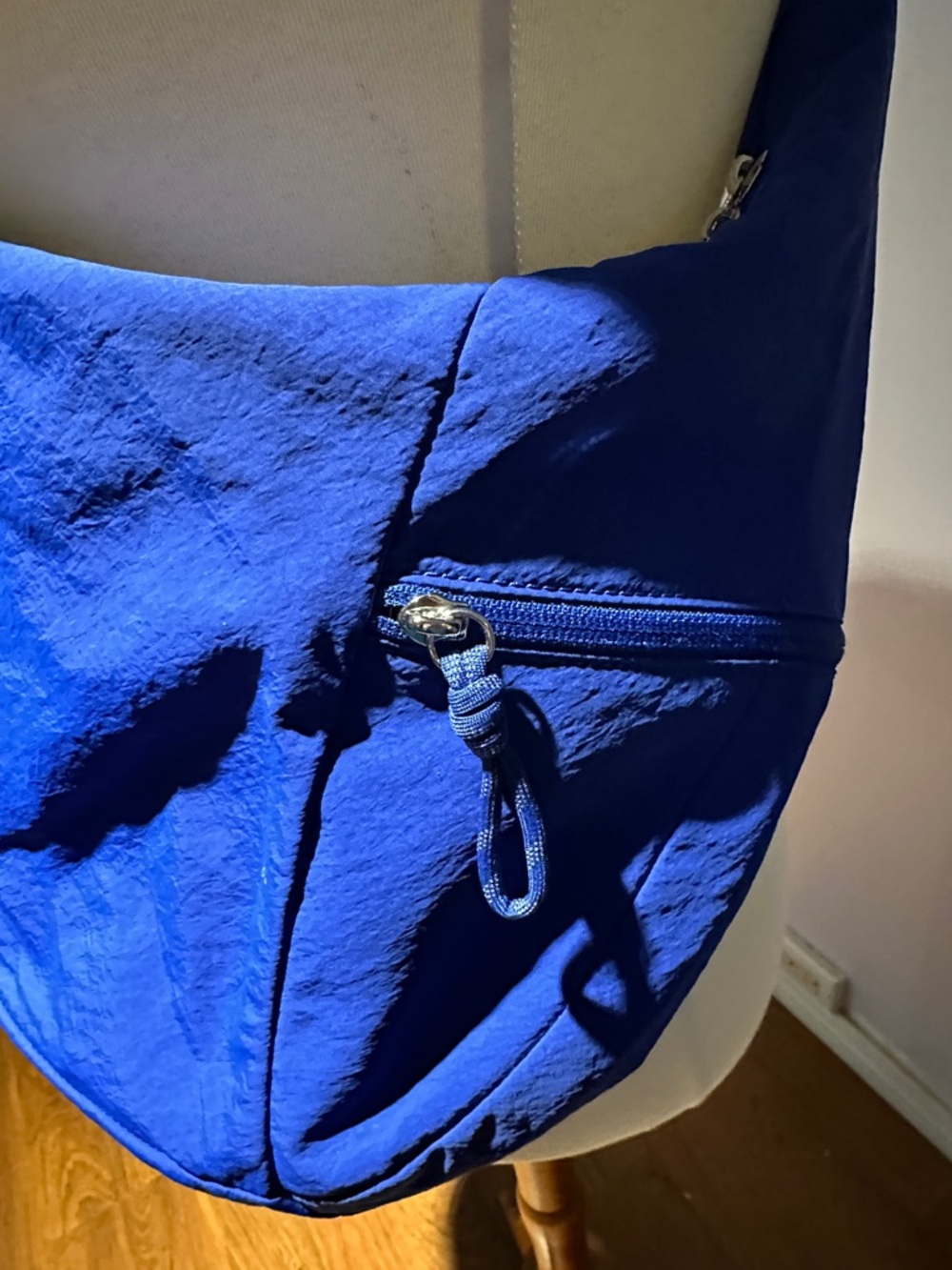 Lululemon Large slouchy sling bag. - Picture 4 of 8
